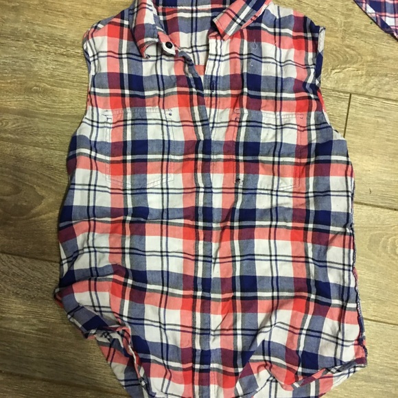 Bundle of 2 forever 21 sleeveless plaid tanks - Picture 3 of 4